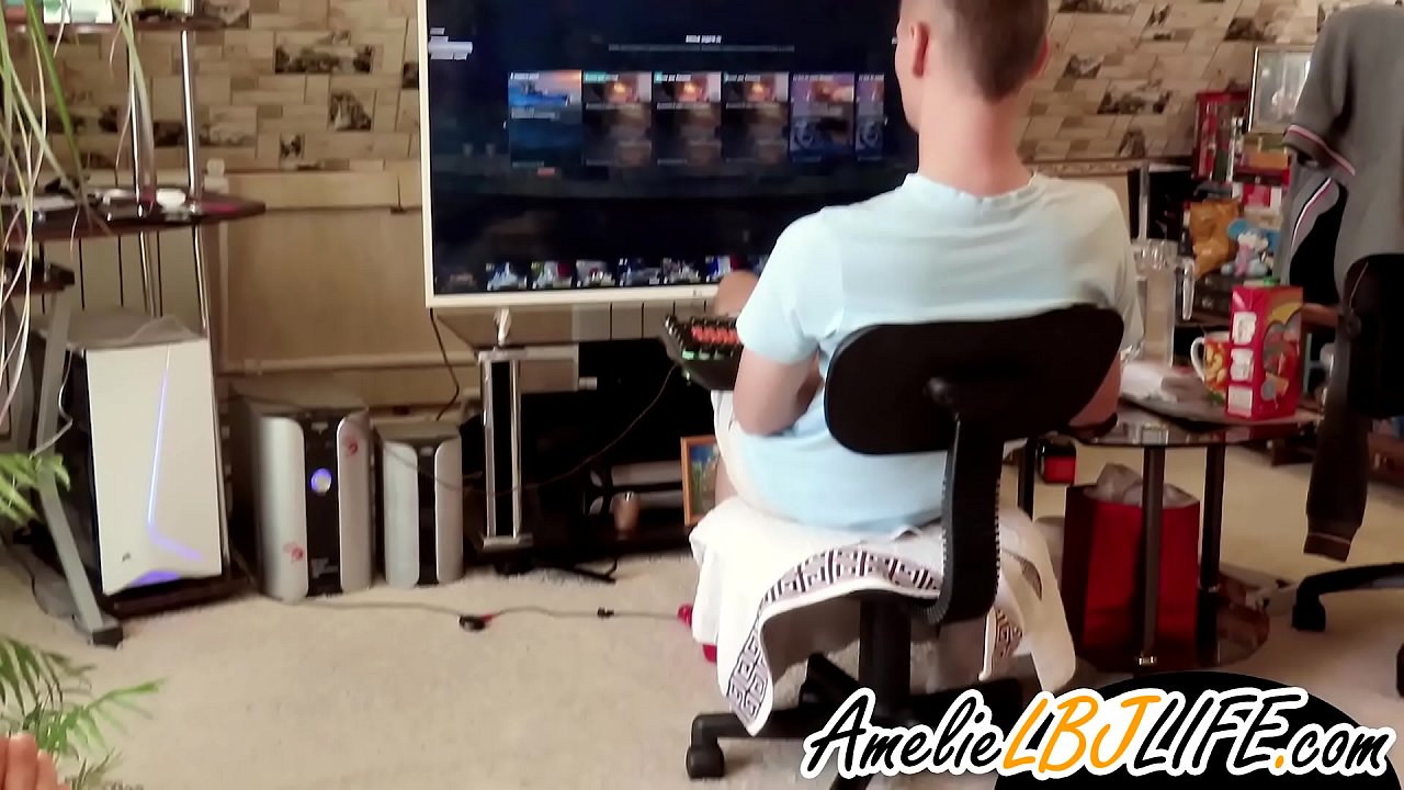 Cô gái thủ dâm với đồ chơi tình dục cho bạn trai chơi trò chơi máy tính