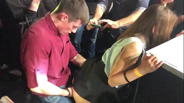 Quan hệ tình dục thực sự trong một hộp đêm ở Nga. 18 tuổi cô gái Nga trong hậu môn và âm đạo bị đụ trong hộp đêm